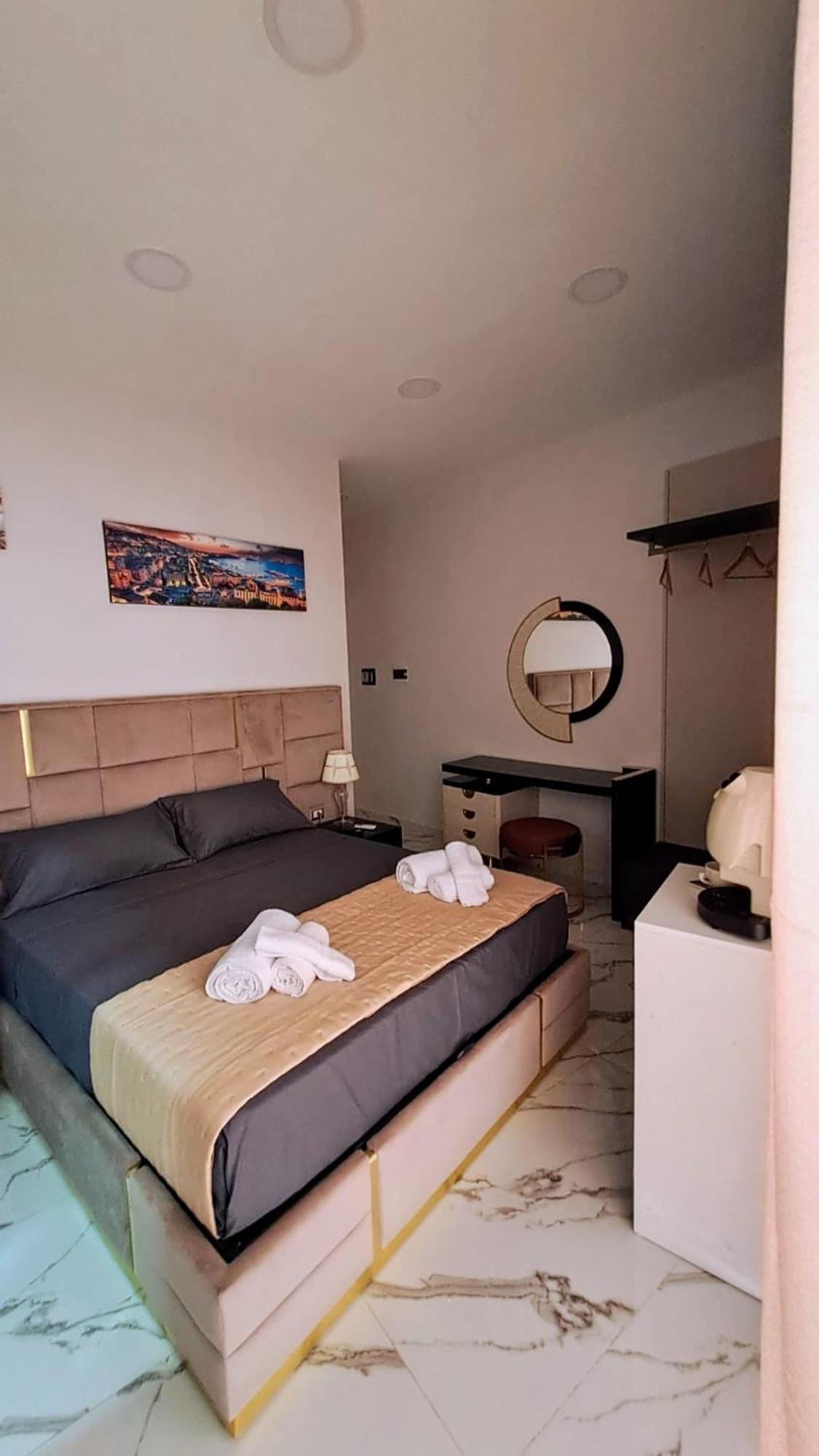 La Finestra Sul Borgo Hotel Naples Exterior photo